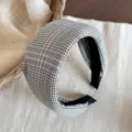 Gros plan détaillé d'un serre-tête en tissu écossais, texture douce et belles finitions. - Style Large Blanc Rose Vintage