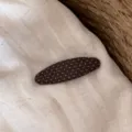 Dettaglio molletta per capelli in tessuto a pois marroni, consistenza morbida e carina. - Stile Ovale Marrone