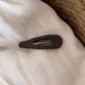 Dettaglio molletta per capelli in tessuto a pois marrone, fermaglio goccia per acconciature. - Stile Goccia d'Acqua Marrone
