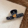 Korean style sweet black plaid hair claw clip detail with cute amber heart accent. - Gray Rhombus / Gray