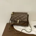 Bolso de hombro acolchado marrón chic con cadena elegante, ideal para uso diario y trabajo. - Marrón