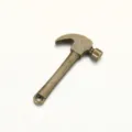 Detaillierte Nahaufnahme des Vintage-Bronze-Hammer-Anhängers für DIY-Schmuckherstellung. - 3*1.55cm / Antikbronze