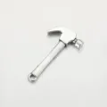 Detailansicht des silbernen Legierungs-Hammer-Anhängers perfekt für DIY-Schmuckherstellung. - 3*1.55cm / Antiksilber