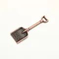 Mini-Bronze-Schaufel-Anhänger im Detail, detailreiches Metall-Accessoire für DIY-Schmuckherstellung. - 4.3x1.4cm / Antik Rot