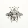 Nahaufnahme eines silbernen Metall Insekten Bienen Anhängers für kreativen DIY Schmuck. - 3.8*3.95cm / Antiksilber