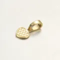 Nahaufnahme eines goldenen Herzanhängers mit Gittermuster, ideal für DIY-Schmuck. - Gold