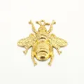 Nahaufnahme des goldenen metallischen Bieneninsektenanhängers mit strukturierten Flügeln. - 3.8*3.95cm / Gold