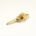 Nahaufnahme Detail des goldenen Vogel Totenkopf Anhängers, ideal für DIY handgemachte Schmuckstücke. - Gold