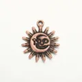 Detailansicht des Vintage Punk Sonne und Mond Legierungsanhängers für DIY Schmuck Accessoires. - Antik Rot