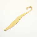 Detaillierte Nahaufnahme des goldenen Feder Metall Lesezeichen Anhängers für DIY Schmuck. - 11.4x1.25cm / Gold