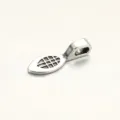 Detailaufnahme eines gitterförmigen Oliven-Legierungsanhängers für DIY-Schmuck. - 2.1*0.7cm / Antiksilber