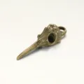 Detailaufnahme eines gotischen Vogel-Schädel-Anhängers, Vintage-Bronze-Legierung für DIY. - Antikbronze