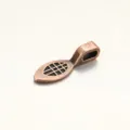 Detailaufnahme eines Kupferlegierung Oliven Verbinder mit Gittermuster für Schmuckbasteln. - 2.1*0.7cm / Antik Rot