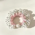 Lindo coletero de pelo de satén rosa y malla de lunares blancos con perla grande - Rosa Perla Lunares Coletero