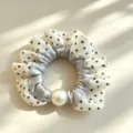 Λευκό scrunchie μαλλιών με πουά σχέδιο, γκρι βολάν και μεγάλη πέρλα για καθημερινό στυλ - Μπλε Γκρι