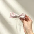 Molletta per capelli fiocco raso pois rosa con nastri lunghi, elegante pinza donna vista principale. - Fermaglio con Fiocco Rosa