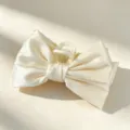 Raffinato fermaglio per capelli in raso bianco crema, ideale per acconciature chic. - Bianco