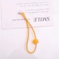 Dettaglio dell'elastico per capelli giallo con perline colorate per accessori di acconciatura. - 1 Pezzo/Confezione / Giallo ocra
