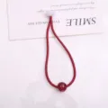 Elastico per capelli rosso con perlina rossa e fibbia in plastica bianca per uso quotidiano. - 1 Pezzo/Confezione / Rosso scuro