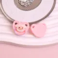 Niedliche rosa Schnuller-Harzanhänger mit Cartoon-Schaf-Design, ideal für DIY-Bastelarbeiten. - Lamm / Rosa