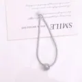 Elastico per capelli grigio con tappo bianco e perla, accessorio quotidiano minimalista. - 1 Pezzo/Confezione / grigio-argento