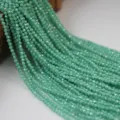 Primo piano di perline di pietre preziose sfaccettate verdi per creazione di gioielli. - 4mm (Circa 100 Pz / 16g) / Verde erba