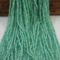 Primo piano dettagliato di perline sfaccettate verdi per la creazione di gioielli fai da te. - 2mm (Circa 180 Pz / 5g) / Verde erba