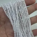 Gros plan de perles de cristal blanches facettées pour bijoux DIY et bracelets. - 2mm (Environ 180 Pcs / 5g) / Blanc