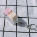 Détail de porte-clés jouet anti-stress interrupteur clavier, touches rose et beige. - Macaron 2 touches (Jaune Rose)