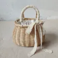 Dettaglio borsa di vimini intrecciata, manico nastro pizzo uncinetto, stile spiaggia estiva. - Borsa Ovale con Pizzo