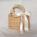 Bolso de mano de mimbre tejido con elegante lazo de cinta blanca para vacaciones de verano. - Bolso Cuadrado de Mimbre con Cinta