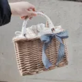 Borsa a mano in paglia intrecciata con manico in pizzo e fiocco a quadri nero e bianco. - Borsa Quadrata con Manico Avvolto e Quadri Bianco e Nero