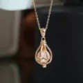 Détail en gros plan du collier pendentif lanterne ajouré au savoir-faire exquis. - Montage de Pendentif (Sans Perle) / Or