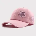 Primer plano de gorra de béisbol rosa desgastada con parches de estrellas brillantes. - Ajustable / Rosa