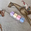 Vista dettagliata di un portachiavi antistress con 4 tasti di interruttore per tastiera meccanica. - Senza Luce / 4 Tasti Viola Rosa Giallo Blu Macaron Pulsante Antistress