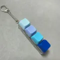 Primo piano di un portachiavi con interruttore per tastiera meccanica a 4 tasti con tasti blu. - Senza Luce / 4 Tasti Sfumatura Blu Macaron Pulsante Antistress