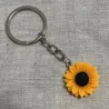 Vue détaillée du porte-clés en résine tournesol, charmant pendentif floral pour sacs. - Style 1