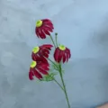 Roter künstlicher Blumenstiel Detail Nahaufnahme für Heimdekoration und Hochzeitsfloristik - Katzenaugen-Chrysantheme