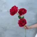 Roter künstlicher Rosenblumenstrauß Nahaufnahme Detail für Hochzeitsdeko und Zuhause - Kaiserinrose