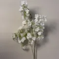 Vista dettagliata di ramo di fiore artificiale bianco, decorazione per matrimonio e vetrina. - Dafne Bianco