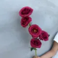 Detaillierte Nahaufnahme von dunkelroten künstlichen Rosen mit realistischen Blättern. - Bubble Rose