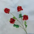 Detaillierte Nahaufnahme eines künstlichen roten Blumenastes für Hochzeit und Dekoration. - 4-Kopf-Hyazinthe