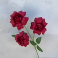Künstliche rote Rosenblüten Detail, realer Seidenblumen Zweig für Hochzeitsdekoration. - 3-Kopf-Rose Mit Umgedrehten Blütenblättern