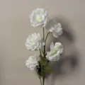 Vista di dettaglio in primo piano di rami di rose artificiali bianche, decoro in seta. - Rosa Bianco