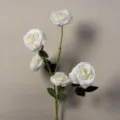 Vista dettagliata di uno stelo di rosa bianca artificiale con petali e foglie realistici. - Rosa Bolla Bianco