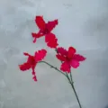 Nahaufnahme künstlicher roter Seidenblumen mit grünen Stängeln für detaillierte Hochzeitsdeko. - 3-Kopf-Vanda