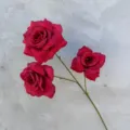 Detailaufnahme künstlicher roter Seidenrosen mit grünem Stiel für die Heimdekoration. - 3-Kopf-Diamantrose