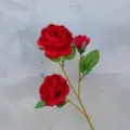 Detailaufnahme künstlicher roter Rosen, Seidenrosenstiel mit Blättern für Dekor und Hochzeit. - 3-Kopf-Hibiskus