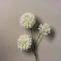 Dettaglio fiore di dahlia artificiale, ramo floreale in seta bianca per decorazioni d'interni. - Stile Fragranza Segreta