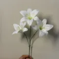 Ramo di fiori di giglio artificiali bianchi, elegante bouquet da sposa per interni casa. - Giglio a 3 Teste